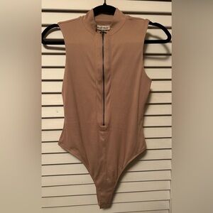 Derek Heart Ribbed Zip Front Bodysuit | Nude Tan Sleeveless Mock Neck | Size M